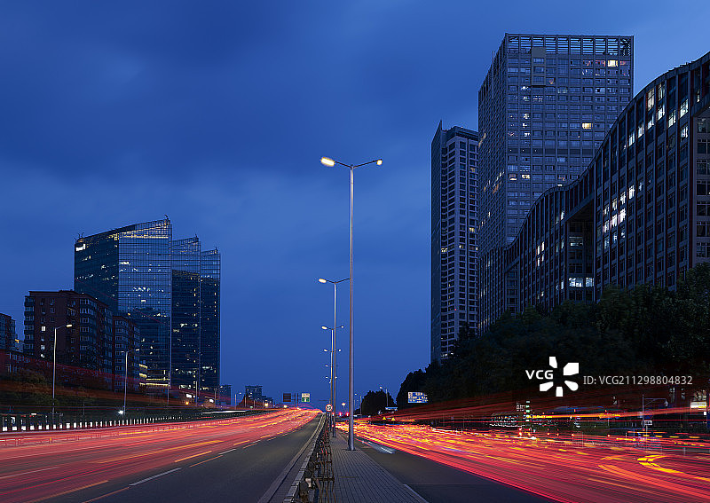 北京CBD晚高峰时间道路光轨效果图片素材