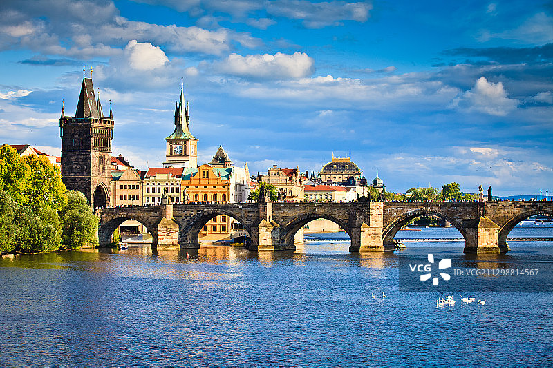 伏尔塔瓦河上的查理大桥图片素材