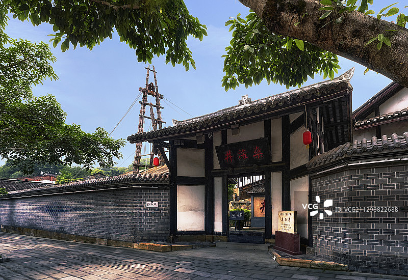 阳光下的盐井院落大门图片素材