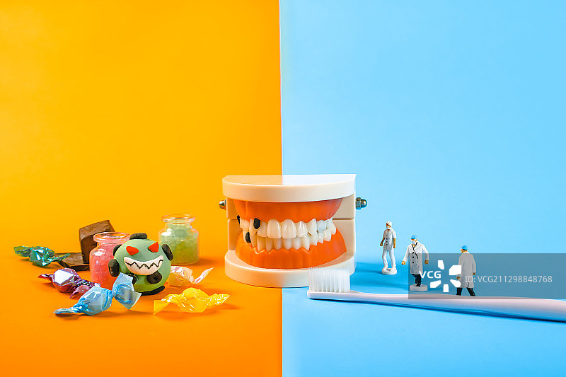 医生护士进行牙齿清洁防止糖果巧克力蛀牙世界爱牙日图片素材