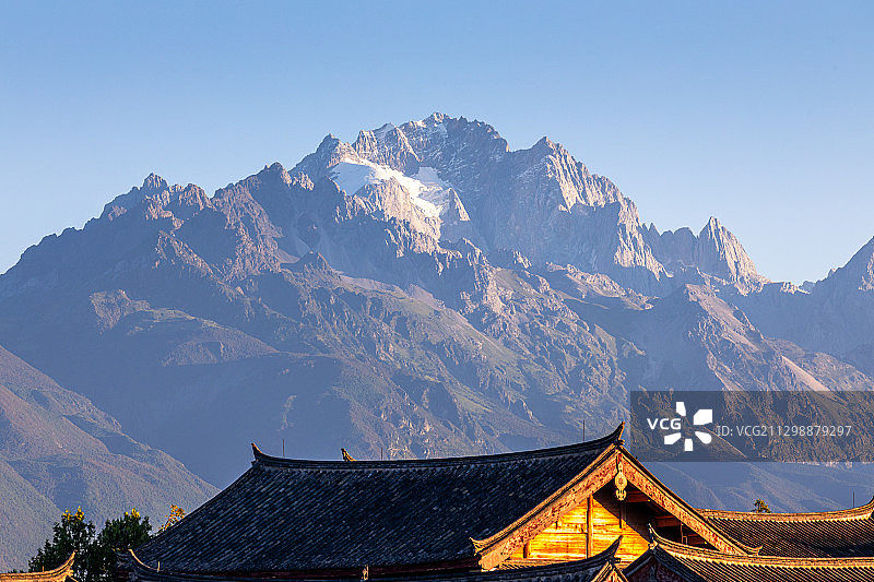 纳西族民族建筑与玉龙雪山图片素材