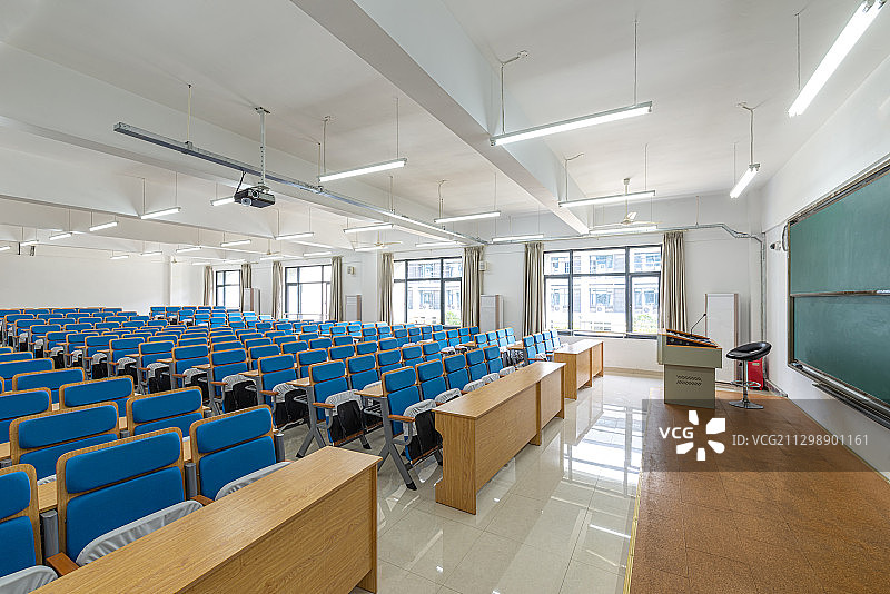 大学阶梯教室讲堂窗户灯光黑板图片素材