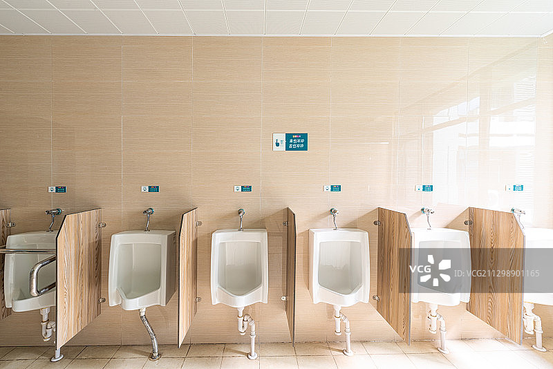大学厕所排列光线图片素材