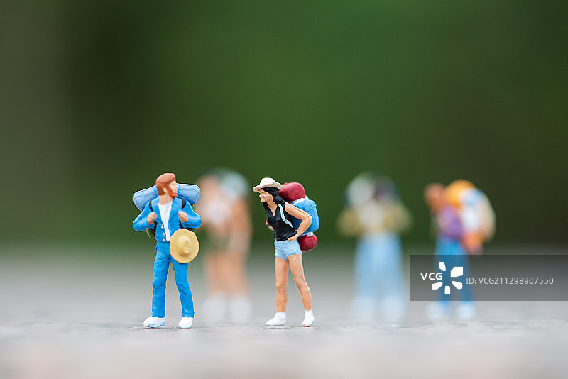 创意微距旅行探险的小人图片素材