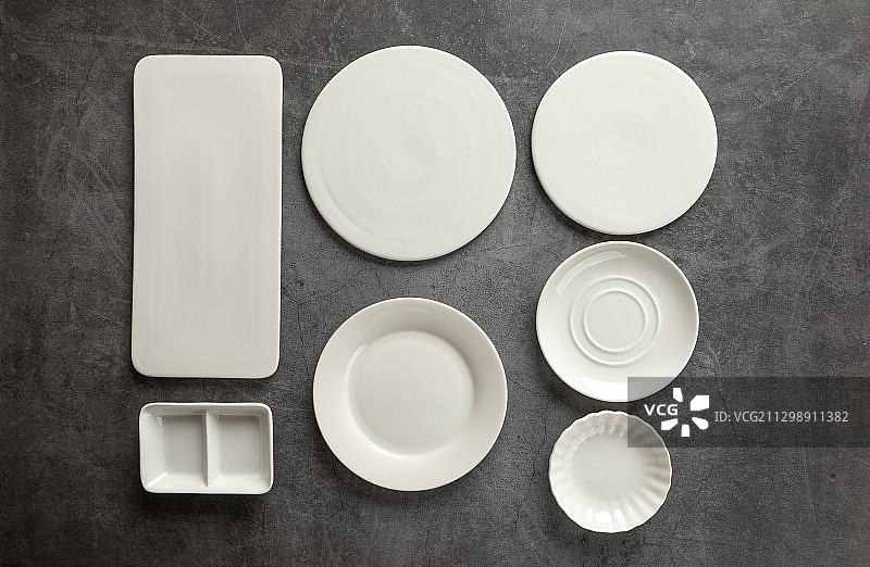 室内俯视暗黑复古风格桌面静物背景素材图白色盘子调味碟图片素材