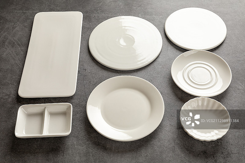 室内俯视暗黑复古风格桌面静物背景素材图白色盘子调味碟图片素材