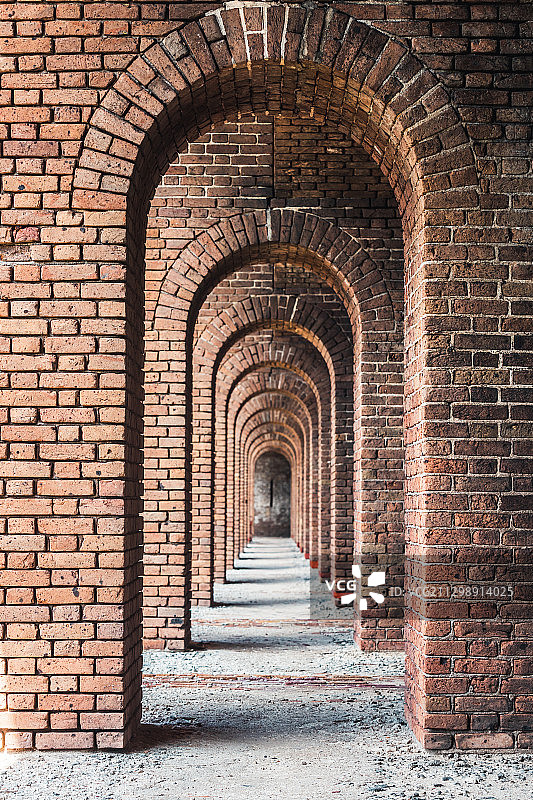 杰斐逊堡建筑内部的长廊和拱门图片素材