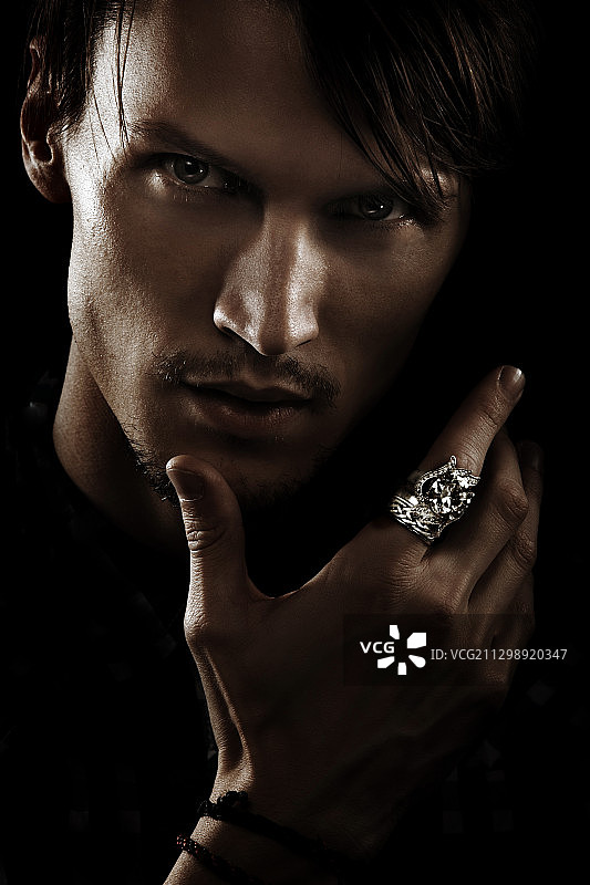 佩戴奢华时尚戒指的优雅男人图片素材