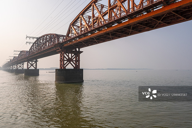 低角度拍摄：河流上的桥梁，天空背景图片素材