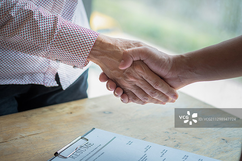 桌面握手与简历图片素材