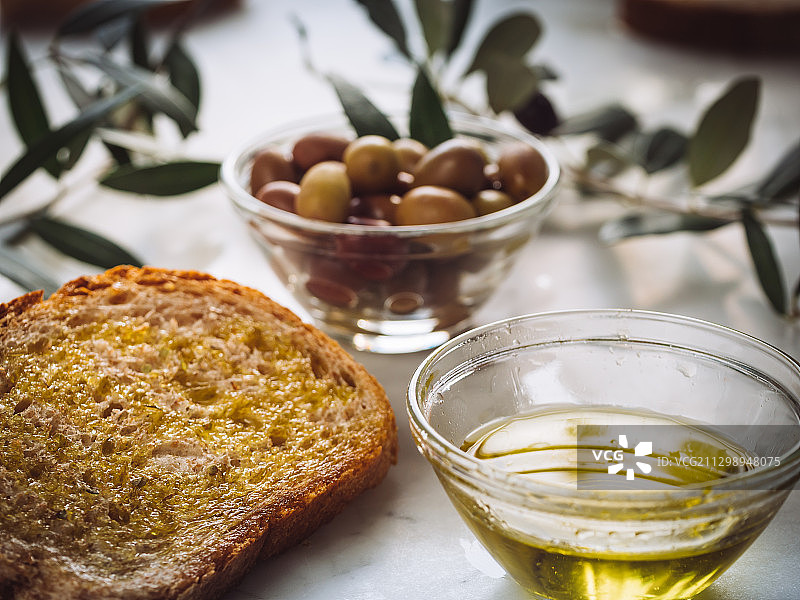 桌子上橄榄的高角度视图图片素材