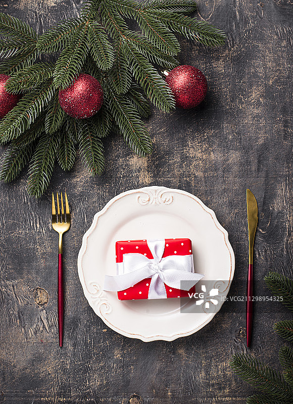 桌上圣诞节装饰品的高角度视图图片素材