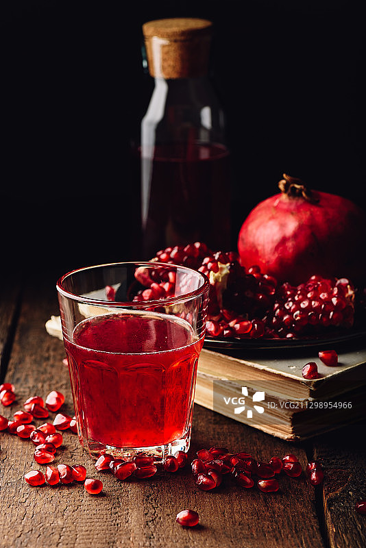 葡萄酒与葡萄特写，黑色背景图片素材