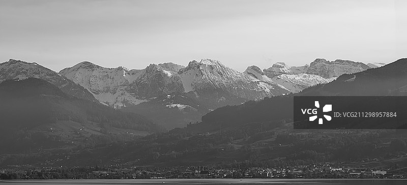 瑞士拉珀斯维尔湖泊山脉自然风光图片素材