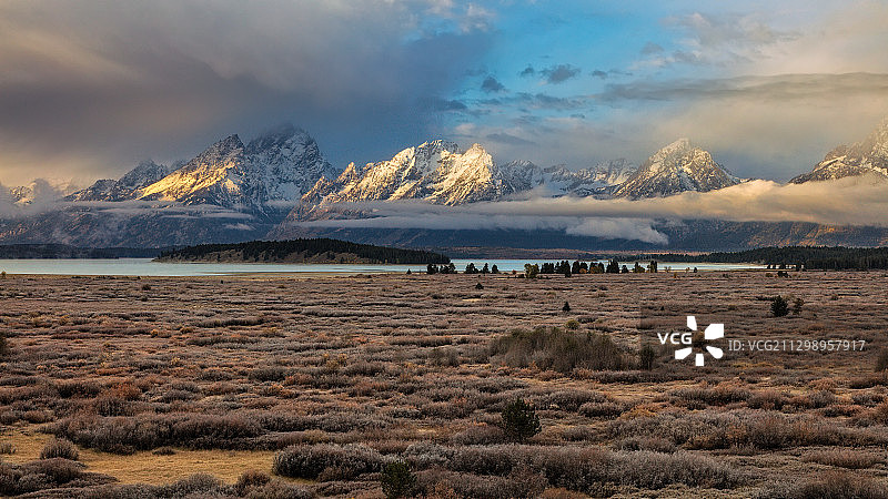 白雪皑皑的高山映衬着天空图片素材