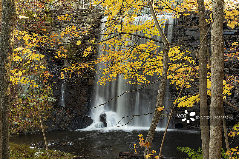 秋季美国北阿默斯特森林瀑布风景图片素材