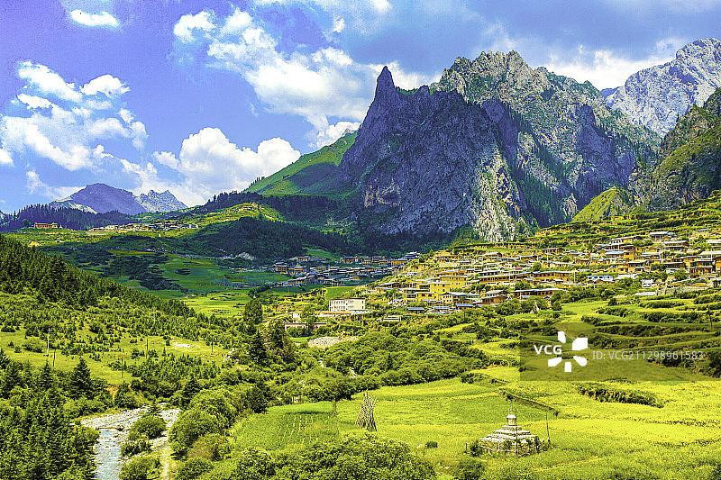 甘南 扎尕那风景区  藏寨图片素材