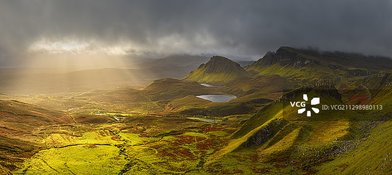 空中视角：天空下的地貌图片素材