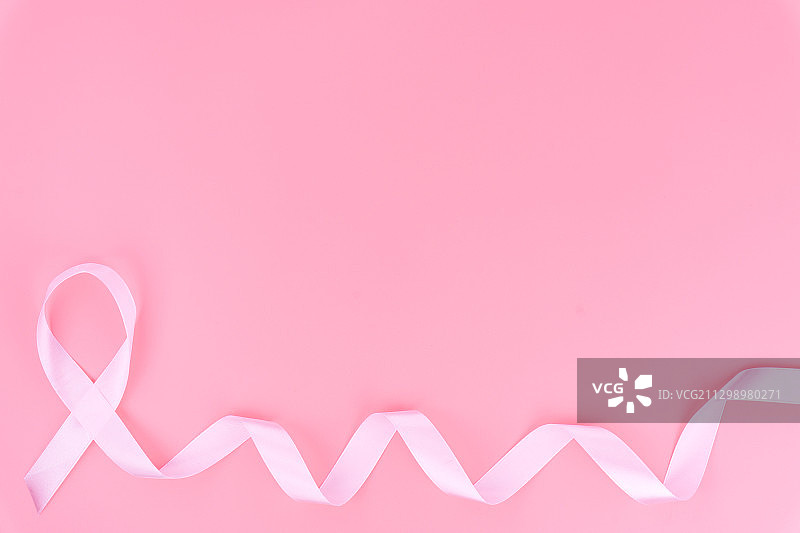 粉色背景上的粉色丝带特写图片素材