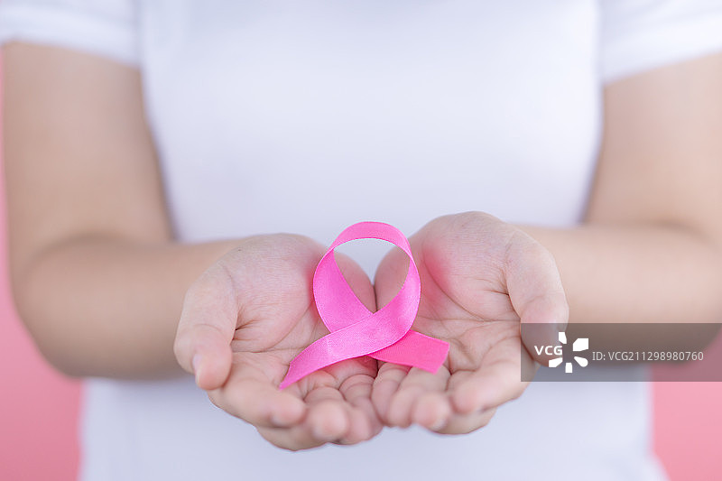 女性手持粉色乳腺癌防治宣传带图片素材
