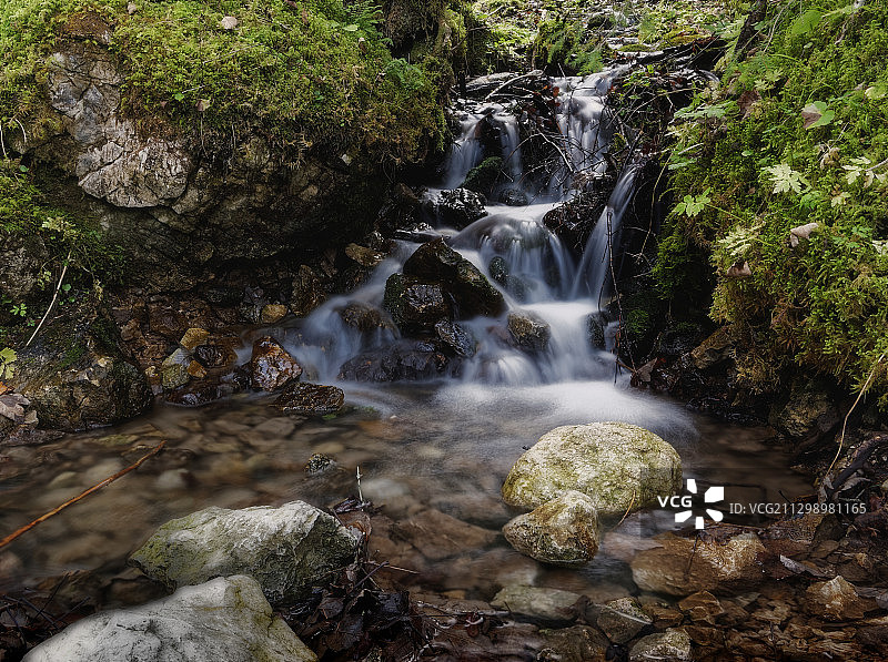 森林瀑布景观图片素材