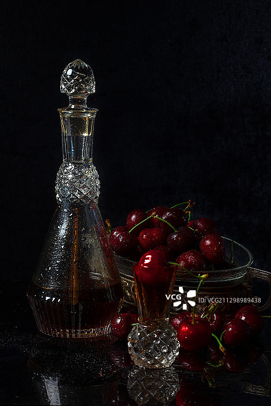 黑色背景下的圣诞节装饰特写图片素材