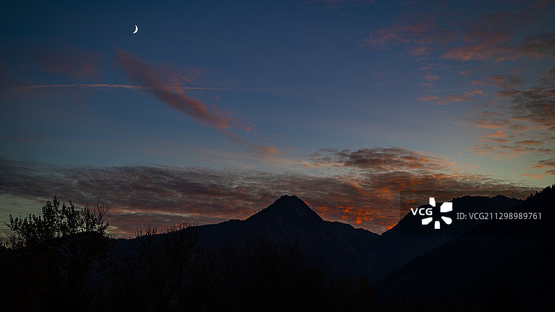 日落时分美国利文沃斯山脉剪影的壮丽景色图片素材