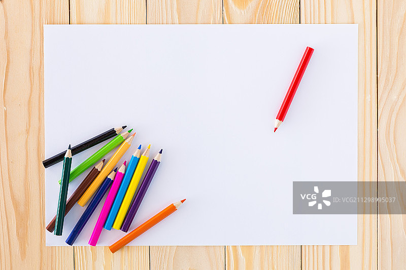 泰国沙功那空桌上白纸彩色铅笔俯视图图片素材
