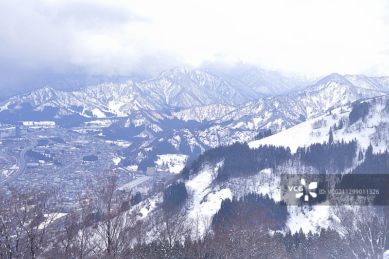 日本汤泽雪山空中鸟瞰图图片素材