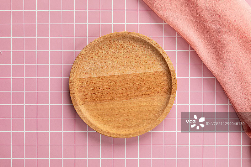 俯视粉红色小清新方格条纹静物场景背景素材图木制圆形盘子餐具图片素材