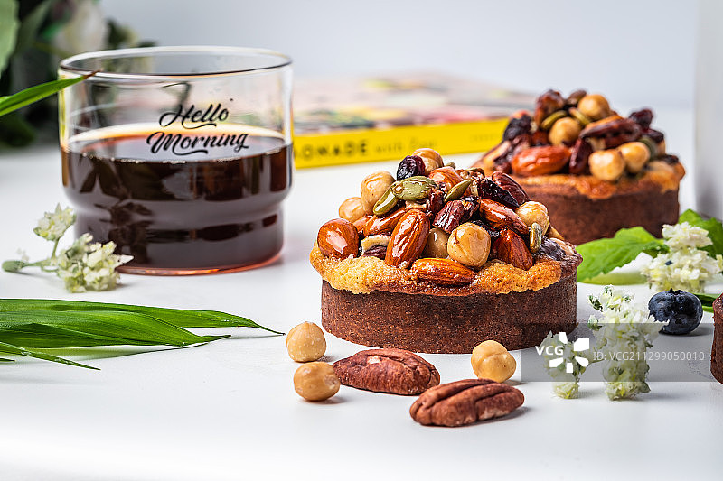迷你坚果挞配一杯咖啡图片素材