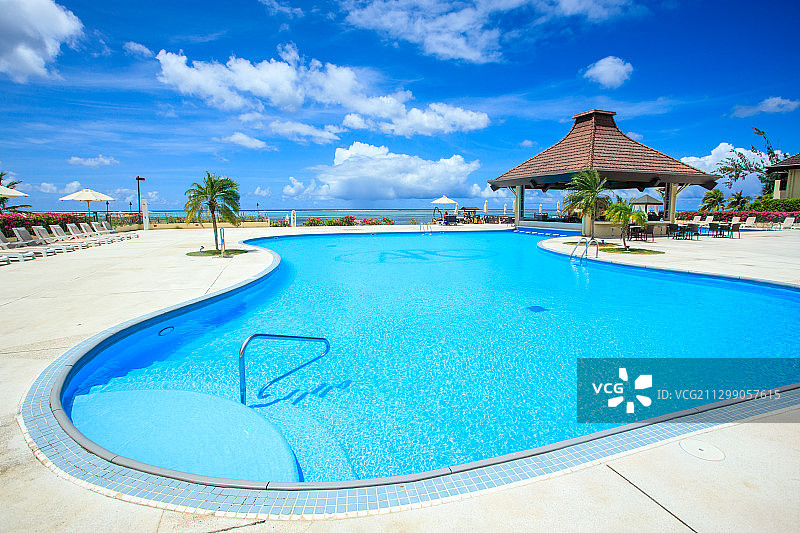 碧海蓝天，空无一人的酒店泳池图片素材