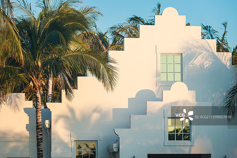 海边的度假村，建筑上的光影图片素材