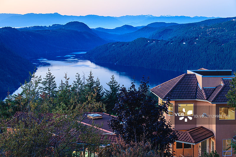 视野无敌，可以俯瞰峡湾的山顶酒店图片素材