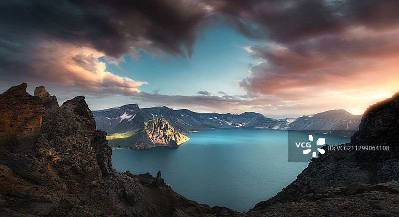 静美天池图片素材