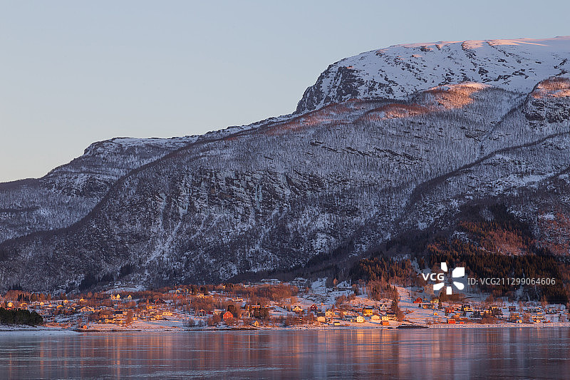 挪威格拉夫达尔，湖泊雪山风光图片素材