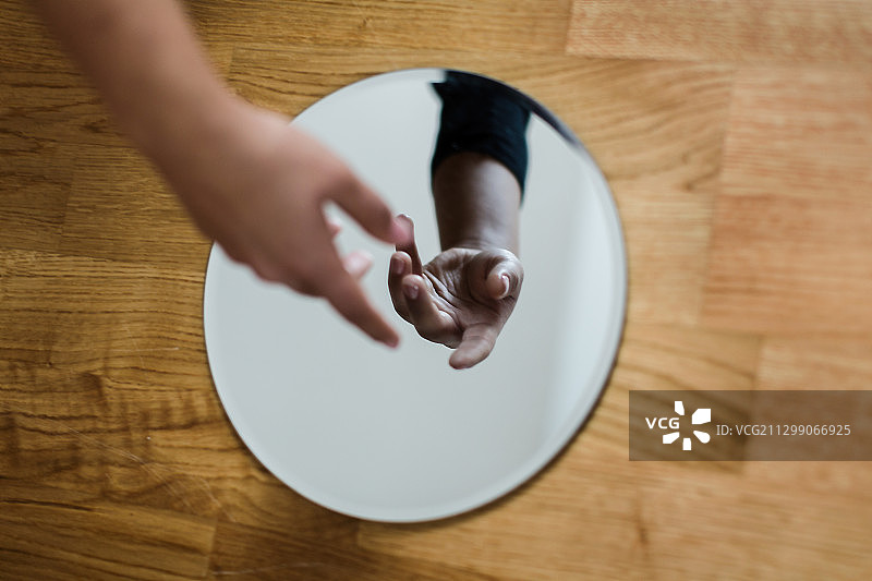 德国美因茨镜中反射的手部特写图片素材