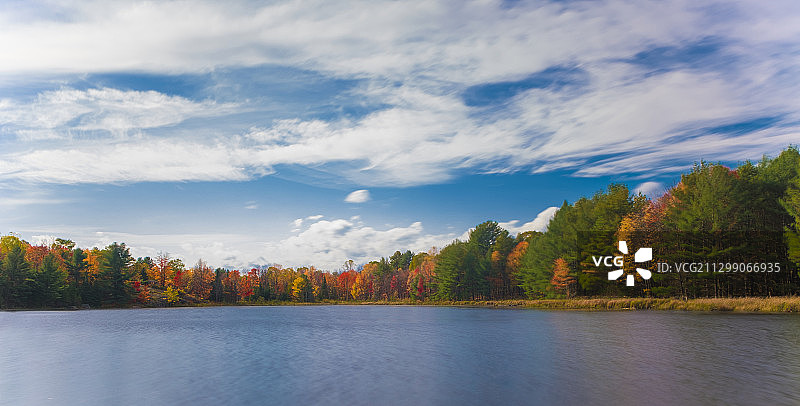 加拿大格雷文赫斯特的秋季湖泊风光图片素材