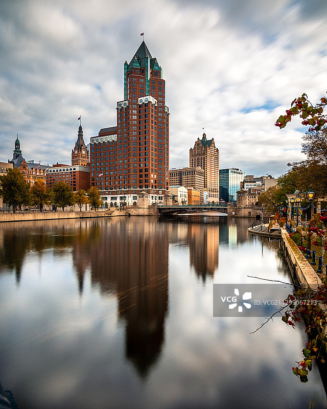 美国密尔沃基河畔建筑景观图片素材
