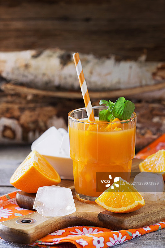 桌子上的果汁特写图片素材