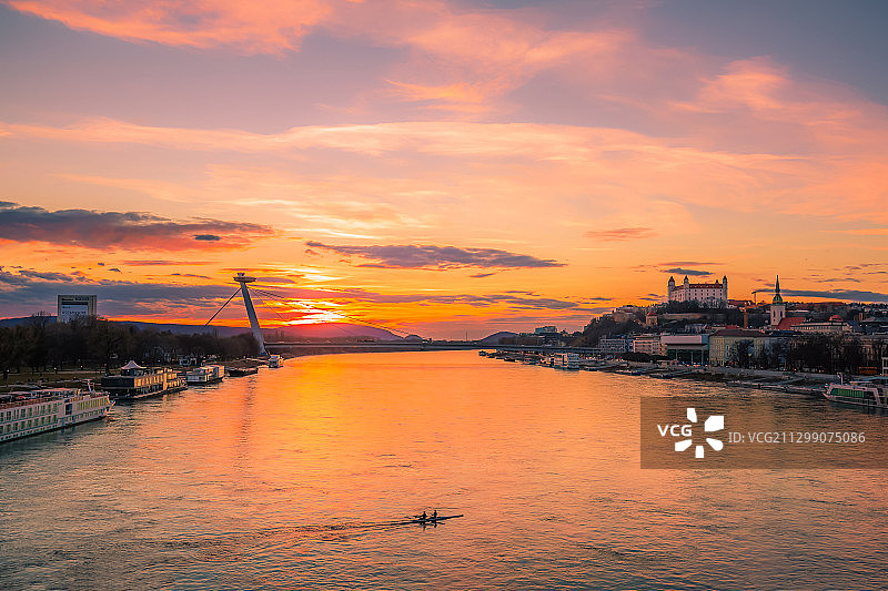 布拉迪斯拉发 多瑙河的日落图片素材