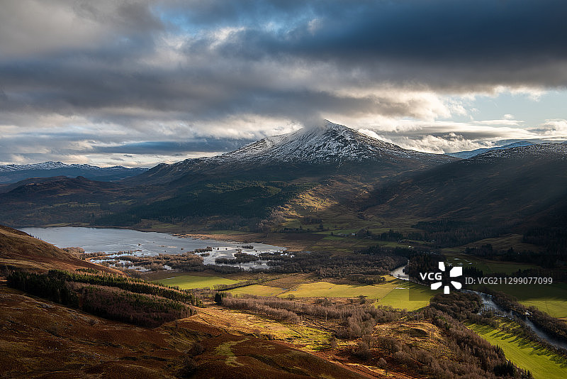 英国阿伯费尔迪雪山美景图片素材