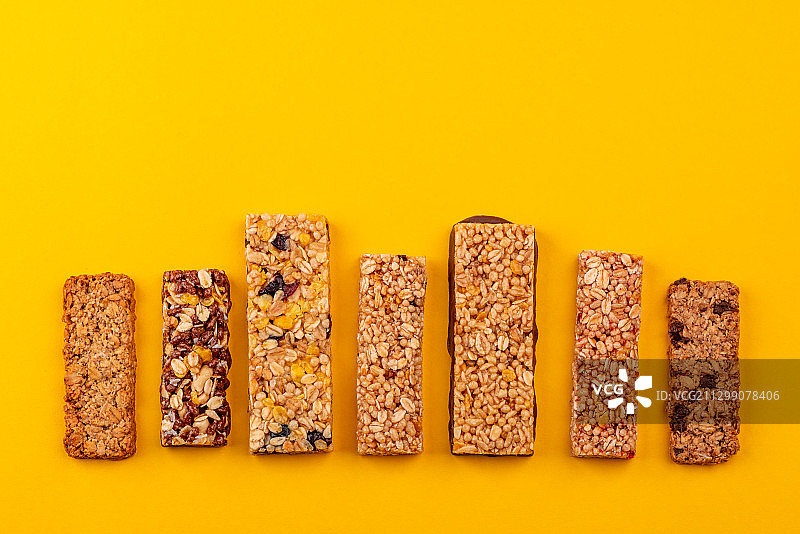 黄色背景上的巧克力糖果特写图片素材