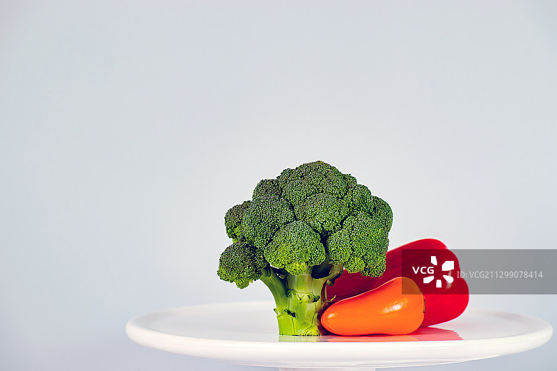 白色背景下的盘中西兰花特写，立陶宛维萨吉纳斯图片素材