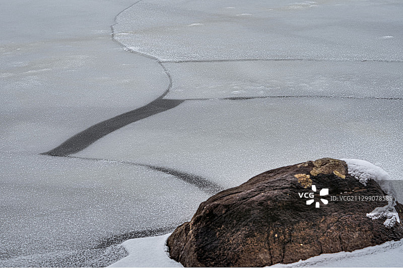 加拿大魁北克海滩上被雪覆盖的岩石俯视图图片素材