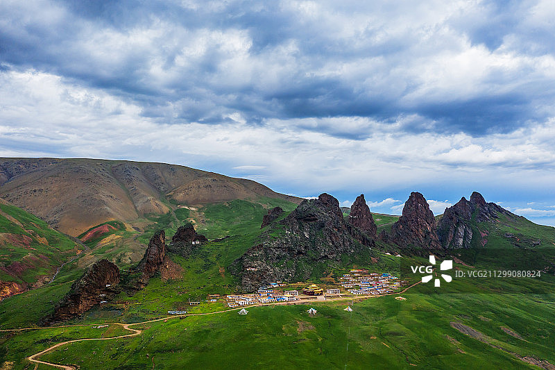 西藏昌都市丁青县丁青镇脚拢打山上的一处寺庙图片素材