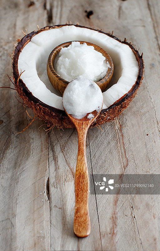 木桌上的椰子俯视图图片素材