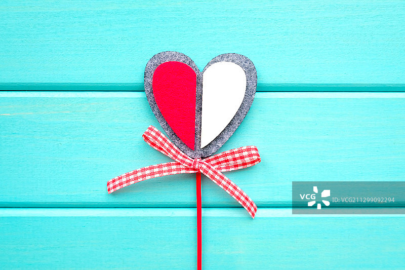 蓝色桌面上心形图案俯视图图片素材