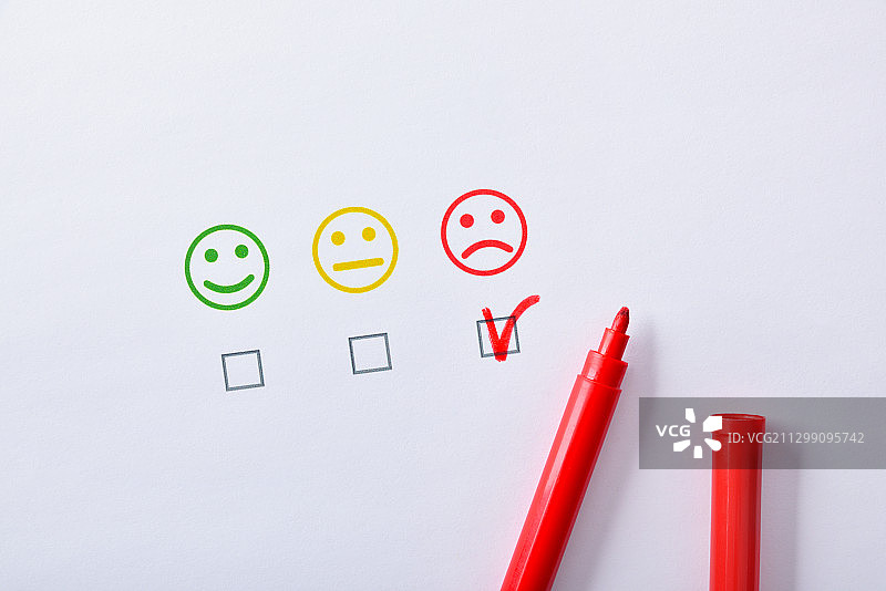 白色背景上带文字的彩色铅笔特写图片素材