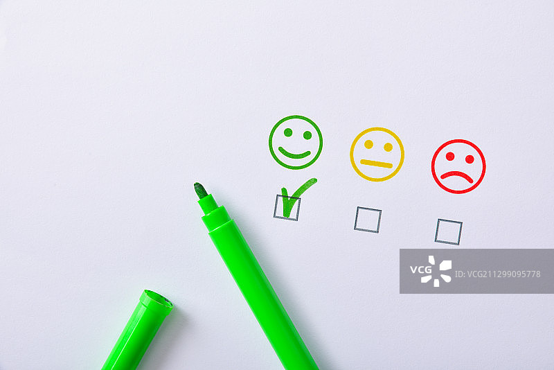 白色背景上的彩色毡尖笔特写图片素材